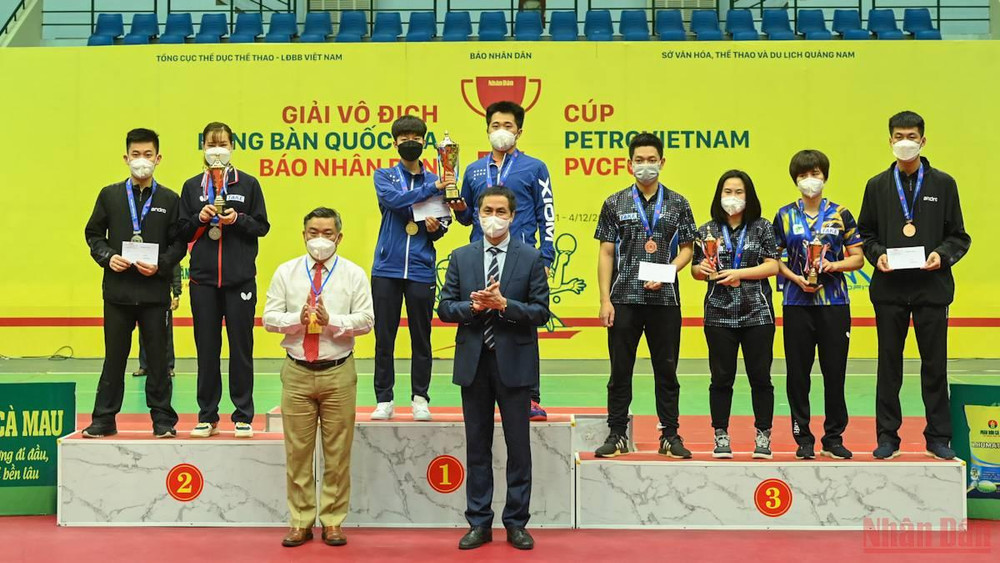Ban Tổ chức trao giải cho các vận động viên đoạt huy chương ở nội dung đôi nam nữ. giaibongbanbaonhandan_8297-1638626871942.jpeg