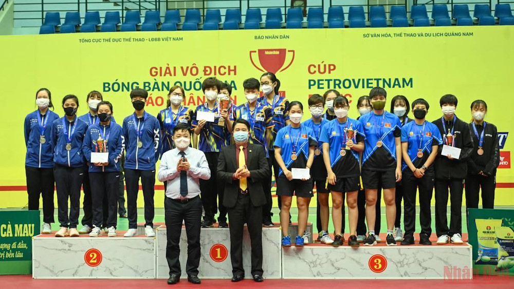 Phó Tổng Biên tập Báo Nhân Dân Quế Đình Nguyên và Phó Chủ tịch UBND tỉnh Quảng Nam Trần Văn Tân trao cúp, huy chương và phần thưởng cho các đội đoạt giải tại nội dung đồng đội nữ. giaibongbanbaonhandan_8256-1638626870473.jpeg