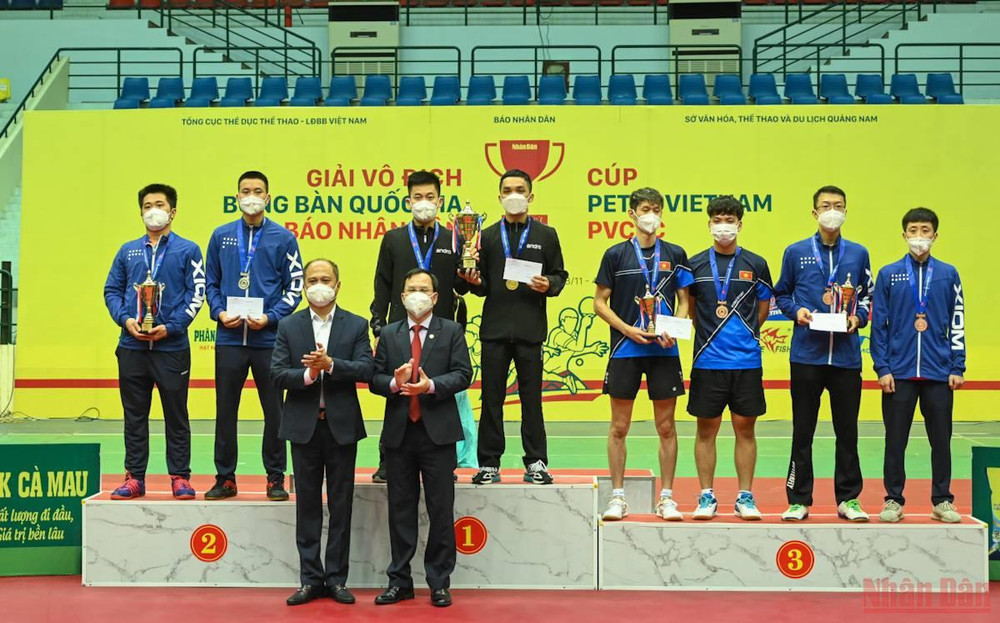 Ban Tổ chức trao giải cho các vận động viên đoạt huy chương ở nội dung đôi nam. giaibongbanbaonhandan_8283-1638626871130.jpeg