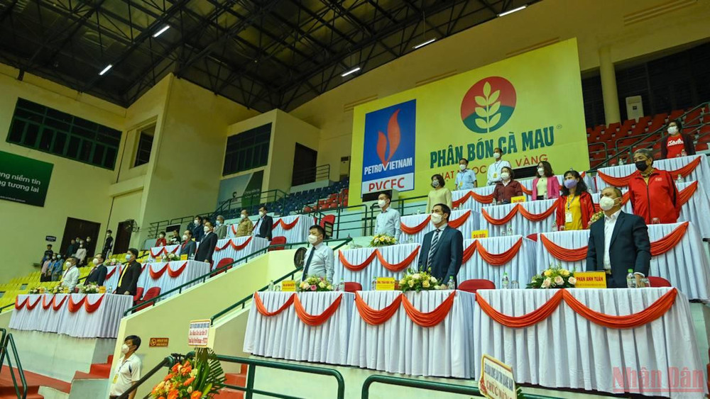Các đại biểu thực hiện nghi thức chào cờ tại lễ bế mạc. Bế mạc và trao giải Giải vô địch bóng bàn quốc gia Báo Nhân Dân lần thứ 39 tranh Cúp PetroVietnam - PVCFC năm 2021 -0
