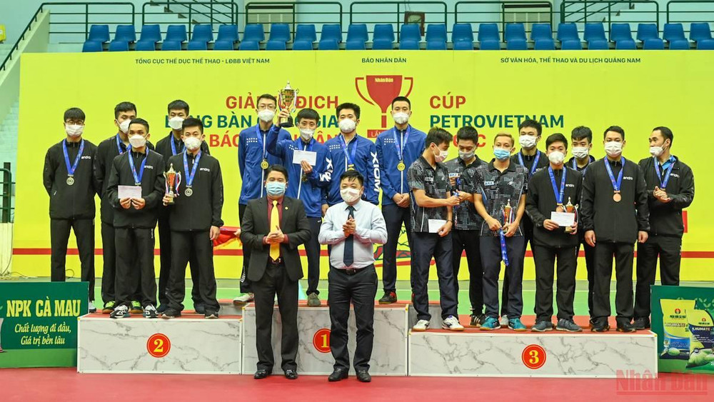 Phó Tổng Biên tập Báo Nhân Dân Quế Đình Nguyên và Phó Chủ tịch UBND tỉnh Quảng Nam Trần Văn Tân trao cúp, huy chương và phần thưởng cho các đội đoạt giải tại nội dung đồng đội nam. giaibongbanbaonhandan_8239-1638626872712.jpeg