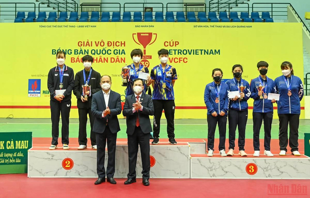 Ban Tổ chức trao giải cho các vận động viên đoạt huy chương ở nội dung đôi nữ. giaibongbanbaonhandan_8289-1638626871505.jpeg