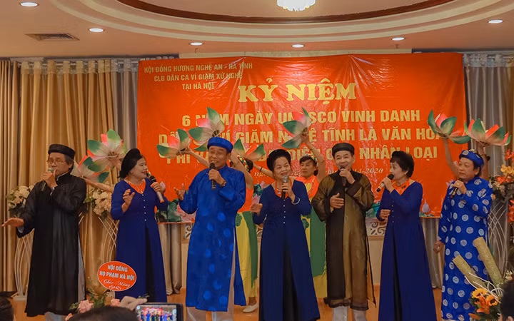 Câu lạc bộ Dân ca ví, giặm Nghệ Tĩnh tại Hà Nội biểu diễn. 