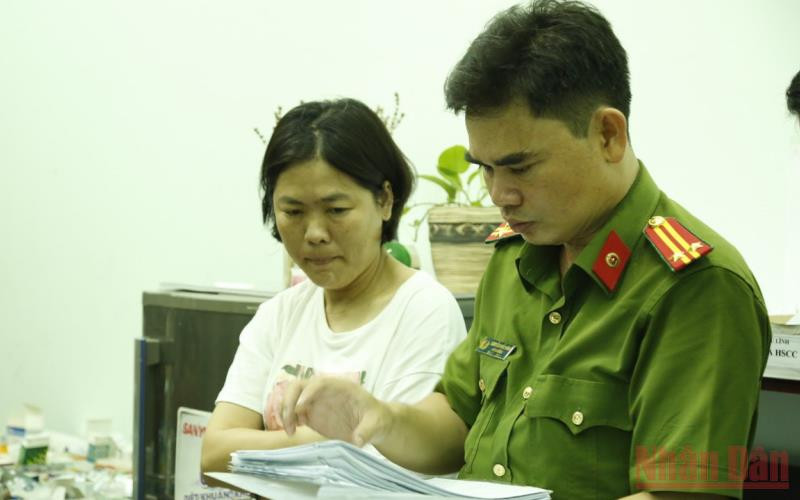 Bị can Lê Thị Hồng Liên (bên trái). Khởi tố, bắt tạm giam 2 cán bộ Trung tâm Y tế thành phố Dĩ An, tỉnh Bình Dương -0