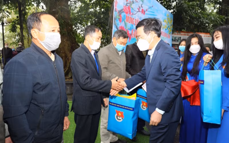 Đồng chí Võ Văn Thưởng tặng quà đại diện cựu thanh niên xung phong huyện Đại Từ, tỉnh Thái Nguyên.