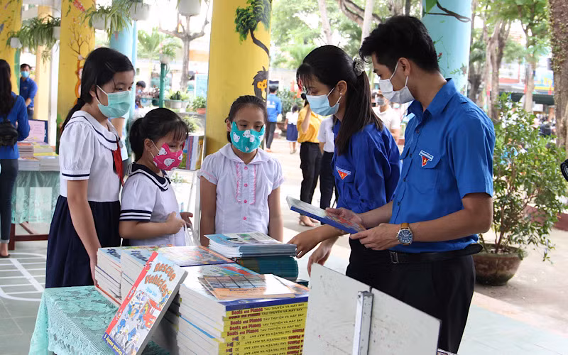 Đoàn viên hỗ trợ các em nhận sách