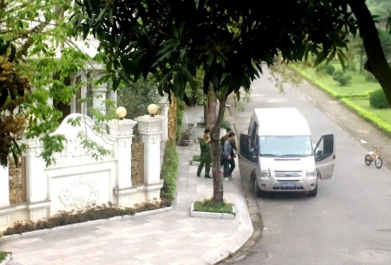 Công an Lào Cai bắt tạm giam nguyên lãnh đạo Công ty TNHH một thành viên Apatít Việt Nam, hiện ở Hà Nội. Bắt tạm giam 3 nguyên lãnh đạo Công ty TNHH một thành viên Apatít Việt Nam -0