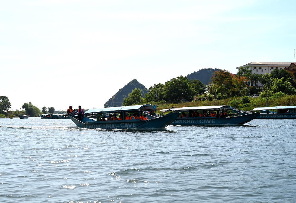 Thuyền máy chở khách du lịch chạy xuôi ngược san sát trên sông vào khám phá động Phong Nha. Khám phá “Thiên Nam đệ nhất động” -0