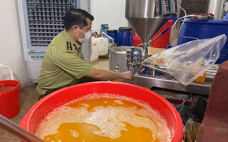 Đội QLTT số 11 đã tạm giữ toàn bộ các phương tiện, máy móc và các sản phẩm mỹ phẩm, nước hoa trên để xác minh, làm rõ và xử lý theo quy định của pháp luật. Ước tính ban đầu giá trị hàng hóa tại cơ sở lên đến hàng tỷ đồng.