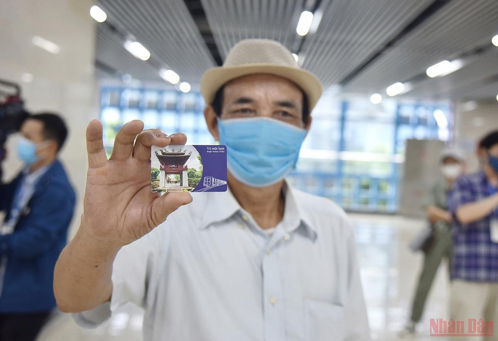 Vé tàu là dạng thẻ cứng có in hình Khuê Văn Các và các thông tin cần thiết khác cho hành khách. Người dân Hà Nội háo hức trải nghiệm chuyến tàu đầu tiên trên tuyến đường sắt đô thị Cát Linh - Hà Đông -0