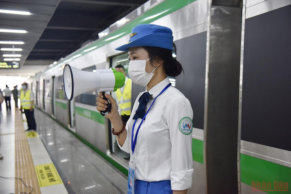 Nhân viên ga tàu nghiêm túc nhắc nhở hành khách quy định về an toàn đường sắt. Người dân Hà Nội háo hức trải nghiệm chuyến tàu đầu tiên trên tuyến đường sắt đô thị Cát Linh - Hà Đông -5