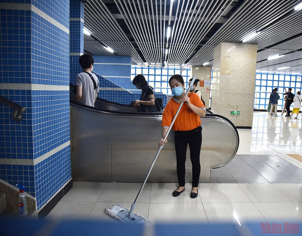 Nhà ga luôn được quét dọn sạch sẽ. Người dân Hà Nội háo hức trải nghiệm chuyến tàu đầu tiên trên tuyến đường sắt đô thị Cát Linh - Hà Đông -6