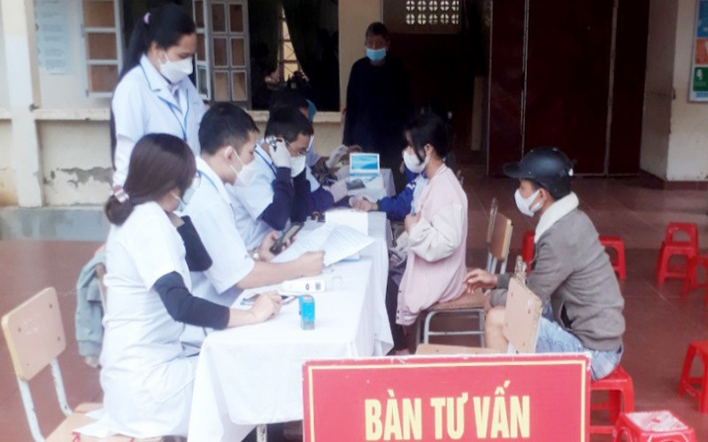 Cán bộ y tế tiến hành tiêm vắc xin cho học sinh khối 6, Trường THCS Liên Việt, thị trấn Cốc Pài, huyện Xín Mần. Hà Giang tiêm vaccine phòng Covid-19 (Đề nghị ghép) -0