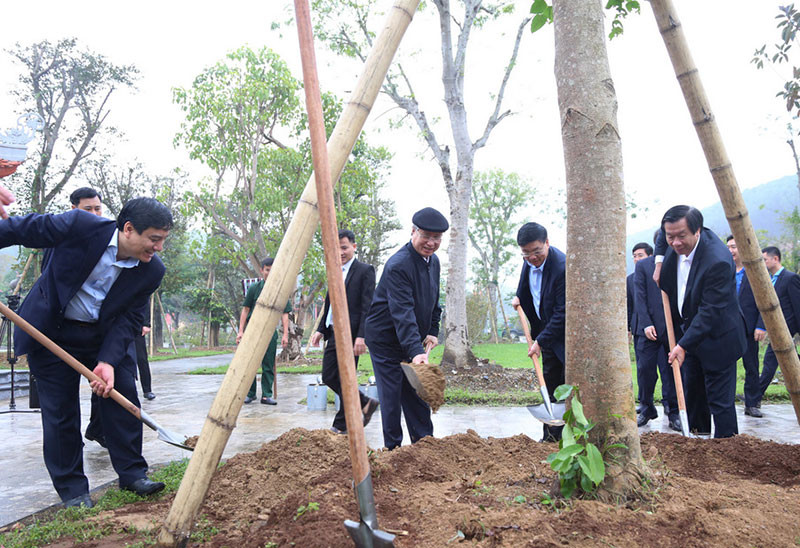 Đồng chí Trần Quốc Vượng và đoàn công tác trồng cây tại khu di tích Truông Bồn. (Ảnh: ĐÀO TUẤN) Đồng chí Trần Quốc Vượng tưởng niệm các Anh hùng, liệt sĩ tại Truông Bồn -0