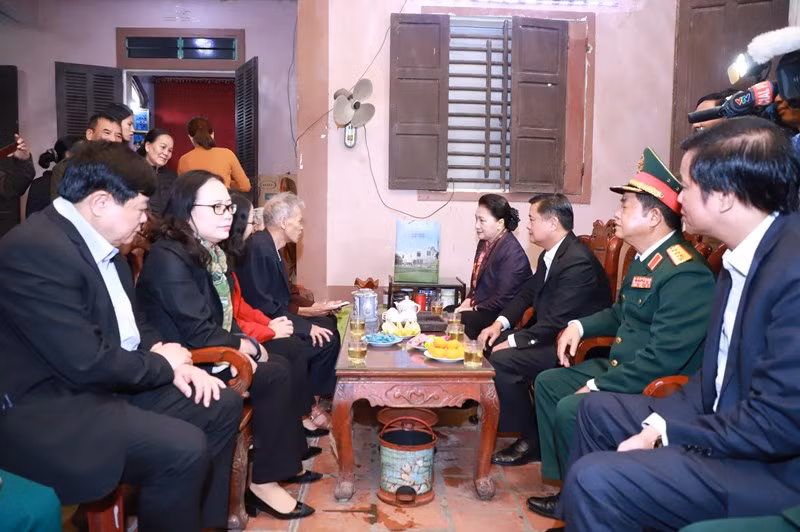 Chủ tịch Quốc hội Nguyễn Thị Kim Ngân dâng hương tại Khu di tích Kim Liên -0