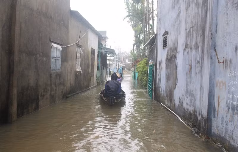 Nước sông dâng cao, nhiều khu vực TP Tam Kỳ bị ngập sâu -0