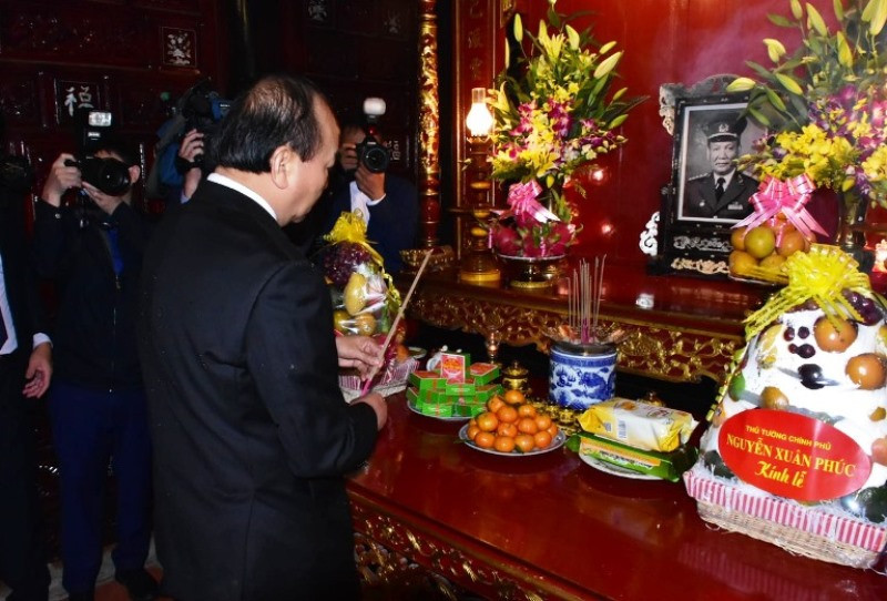 Thủ tướng Nguyễn Xuân Phúc dâng hương tưởng niệm Chủ tịch nước, Đại tướng Lê Đức Anh. Thủ tướng Nguyễn Xuân Phúc dâng hương kỷ niệm 100 năm Ngày sinh Chủ tịch nước Lê Đức Anh -0