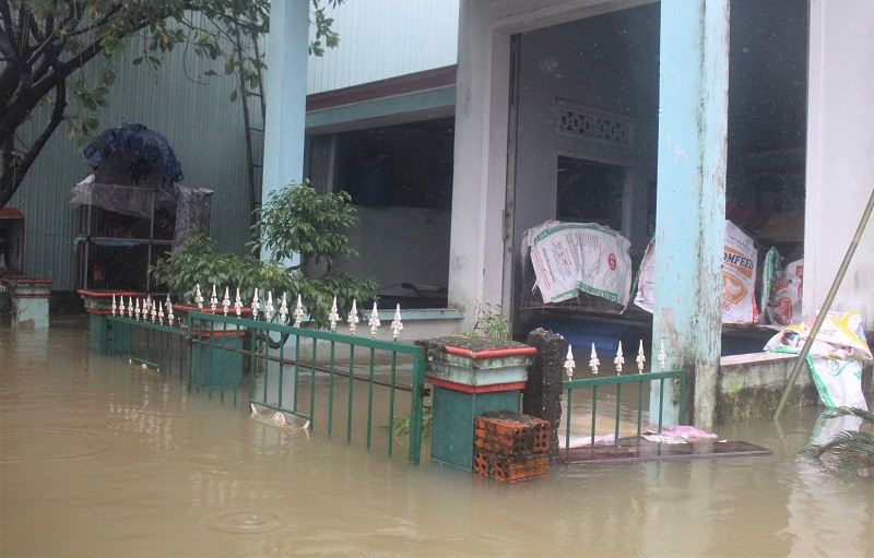 Nhiều nhà dân ở phường Phước Hòa bị ngập sâu. Nước sông dâng cao, nhiều khu vực TP Tam Kỳ bị ngập sâu -0