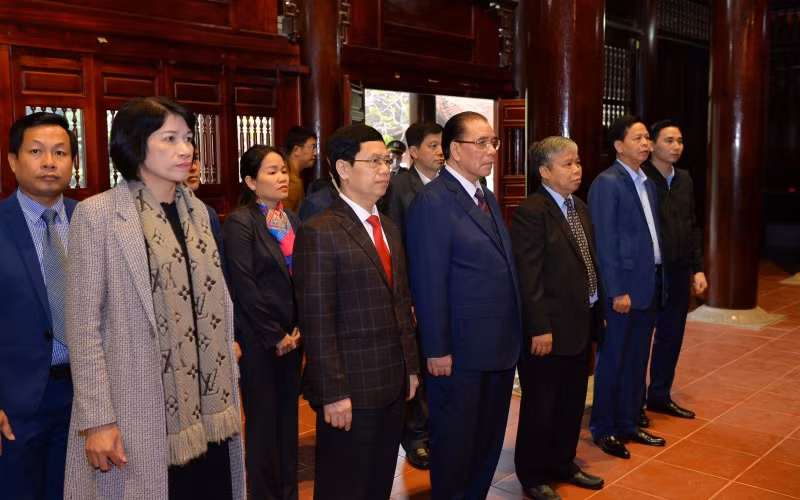 Đồng chí Nông Đức Mạnh và Đoàn công tác tưởng niệm tại khu di tích Kim Liên. (Ảnh: Thành Cường)