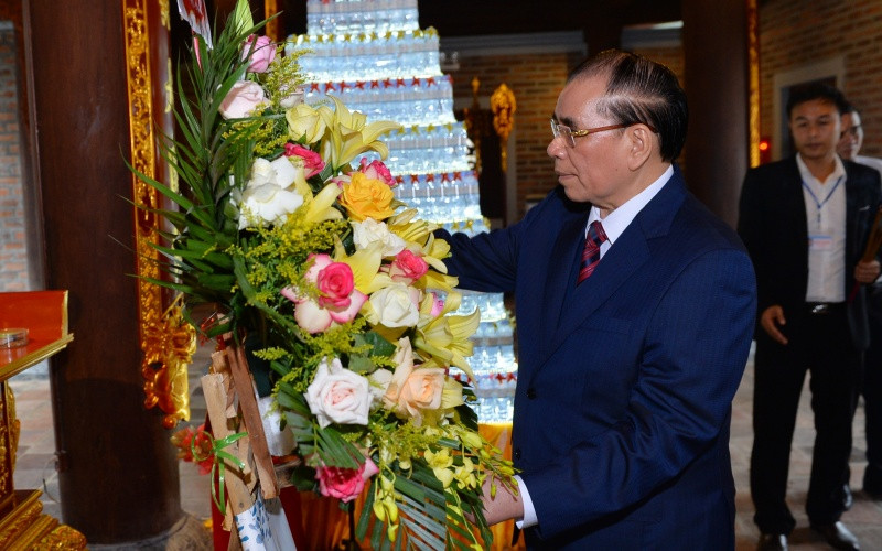 Nguyên Tổng Bí thư Nông Đức Mạnh dâng hoa tại đền Chung Sơn. (Ảnh: Thành Cường) Nguyên Tổng Bí thư Nông Đức Mạnh dâng hương tại đền Chung Sơn và khu di tích Kim Liên -0