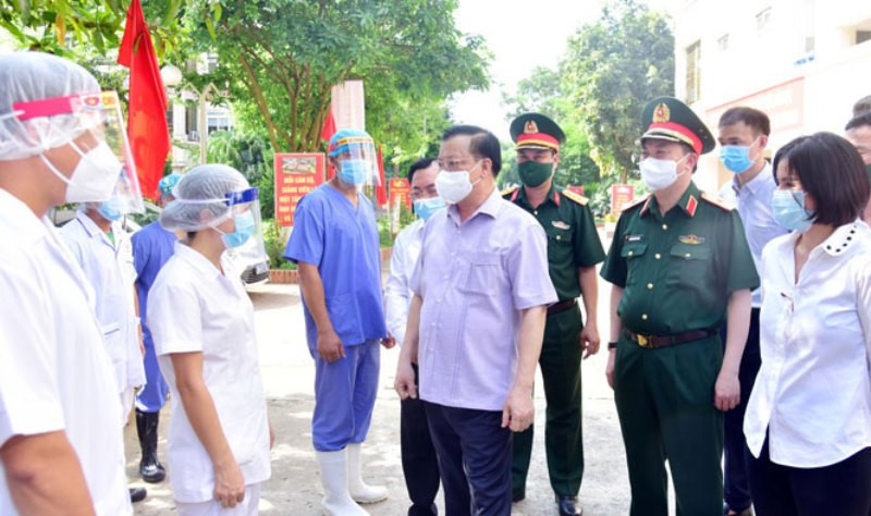Bí thư Thành ủy Đinh Tiến Dũng thăm, động viên các lực lượng làm nhiệm vụ tại khu cách ly Trung tâm Giáo dục quốc phòng và an ninh (Đại học Quốc gia Hà Nội, cơ sở tại huyện Thạch Thất).