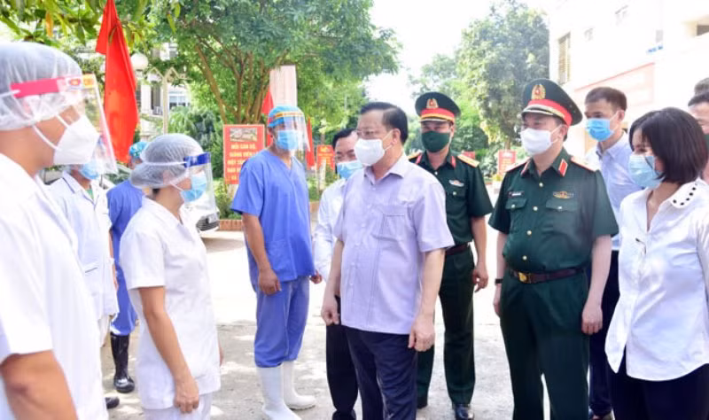 Bí thư Thành ủy Đinh Tiến Dũng thăm, động viên các lực lượng làm nhiệm vụ tại khu cách ly Trung tâm Giáo dục quốc phòng và an ninh (Đại học Quốc gia Hà Nội, cơ sở tại huyện Thạch Thất).