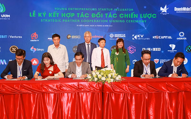 Các đối tác chiến lược ký kết thỏa thuận tài trợ Vườn ươm“Khởi nghiệp doanh nhân trẻ” tại buổi ra mắt. (Ảnh: CTV)