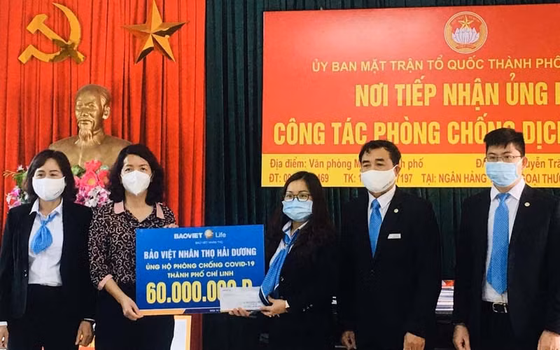 Bảo hiểm nhân thọ Hải Dương tặng quà ủng hộ TP Chí Linh 