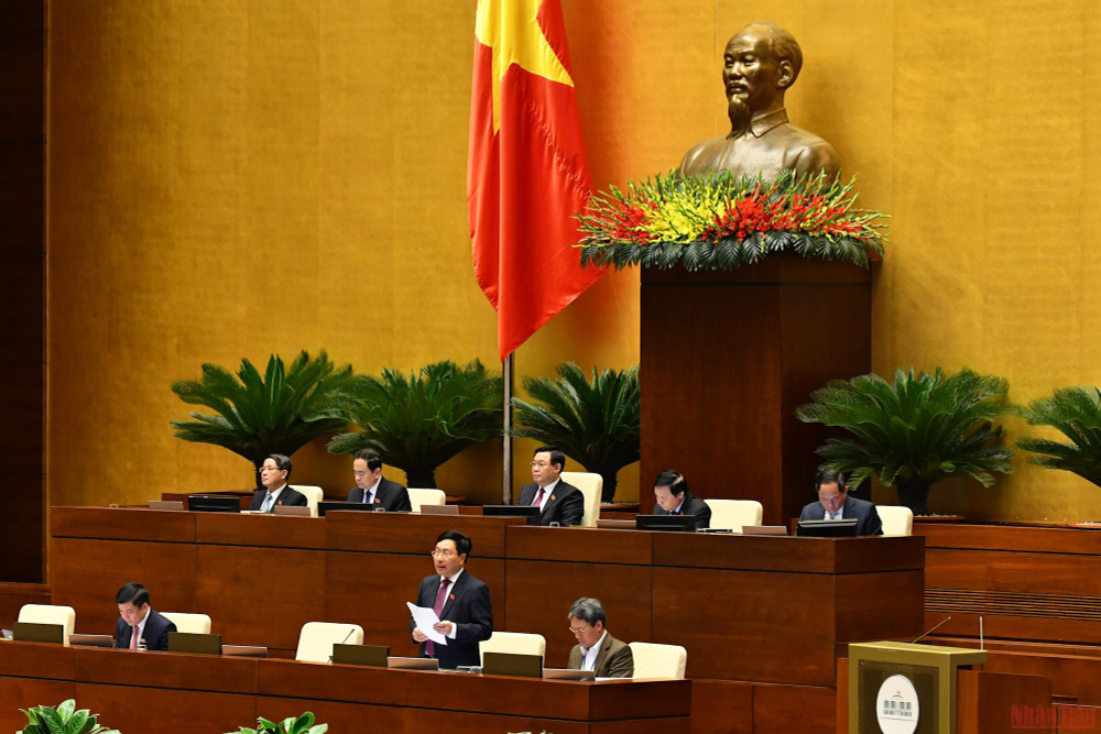 Phó Thủ tướng Thường trực Chính phủ Phạm Bình Minh trả lời chất vấn chiều 9/6. (Ảnh: LINH NGUYÊN) Phân cấp thủ tục hành chính, tạo thuận lợi cho người dân, doanh nghiệp -0