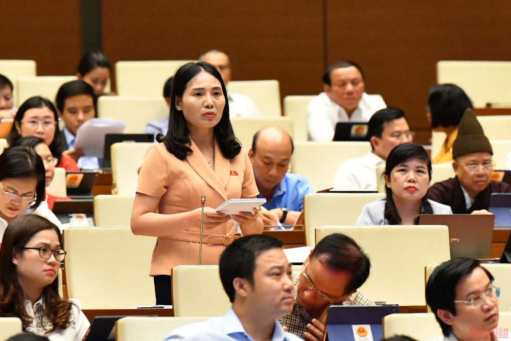 Đại biểu Âu Thị Mai nêu câu hỏi chất vấn Bộ trưởng Giao thông vận tải. (Ảnh: NGUYÊN KHOA) Không để vật giá làm ảnh hưởng tiến độ các dự án trọng điểm quốc gia -0