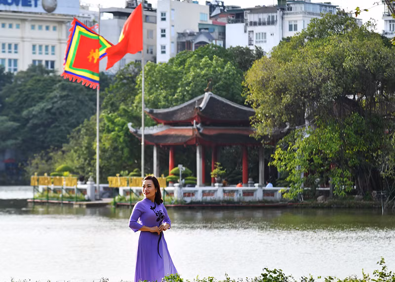 Hồ Hoàn Kiếm “thay” áo mới -0