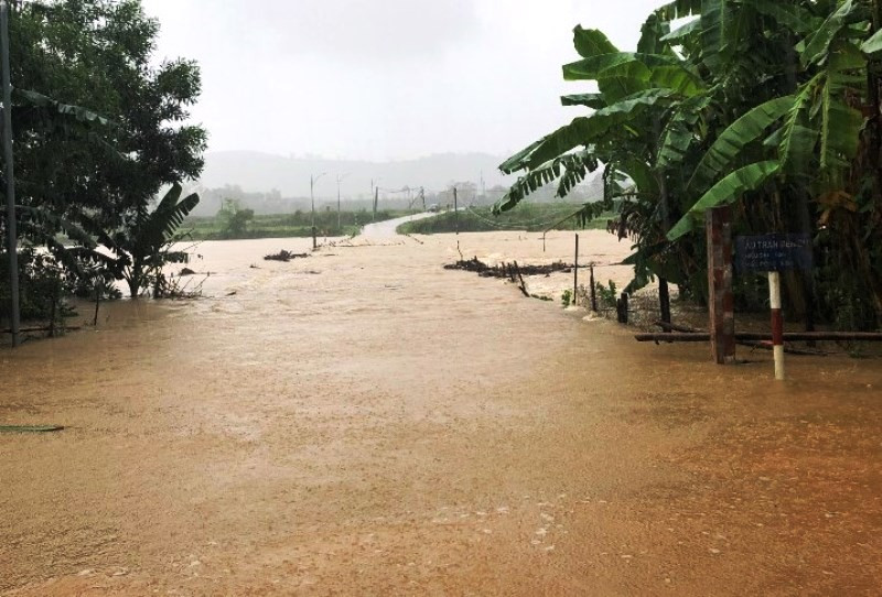 Nhiều tuyến đường ở huyện Minh Hóa bị ngập sâu. Phú Yên ứng phó với mưa lớn diện rộng -0