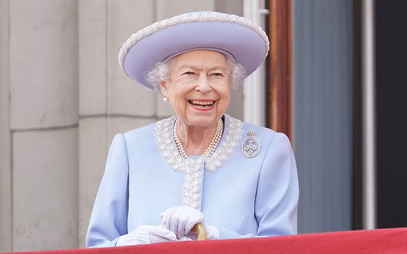 Nữ hoàng Elizabeth II đứng trên ban công Cung điện Buckingham theo dõi lễ diễu hành mở màn Đại lễ Bạch kim, ngày 2/6. (Ảnh: AP)