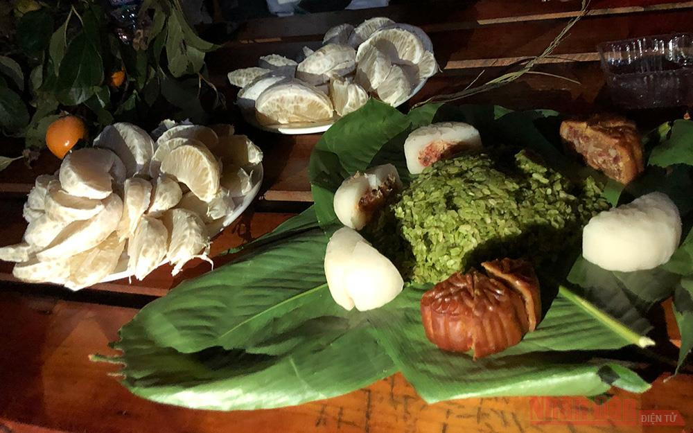 Cốm và hồng Bắc Hà cùng bánh nướng bánh dẻo Hà Nội đón Trung thu. “Trời mưa thì giã cốm ăn chơi” -0