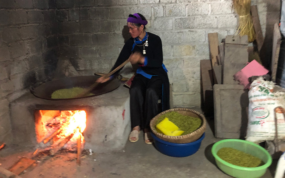 Rang cốm trên chảo. Gia đình ông Lâm Văn Ngần ở Na Lo. “Trời mưa thì giã cốm ăn chơi” -0