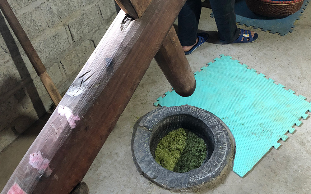 Giã cốm bằng cối đá. “Trời mưa thì giã cốm ăn chơi” -0