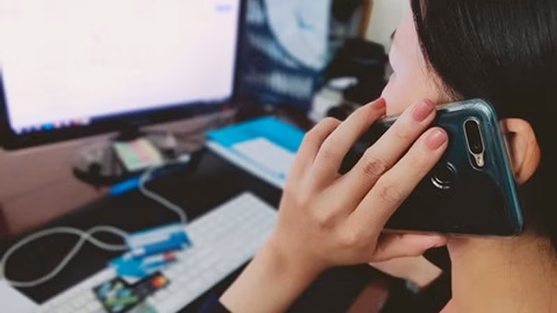 Người dân cần thận trọng khi nghe những cuộc điện thoại lạ tự xưng là người thuộc các cơ quan chức năng. (Ảnh minh họa).