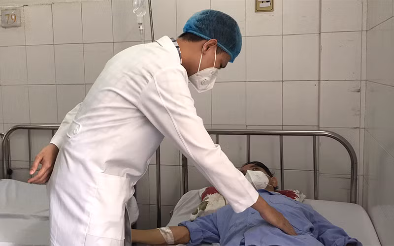 Bệnh nhân tỉnh, ổn định sau khi can thiệp nội mạch.