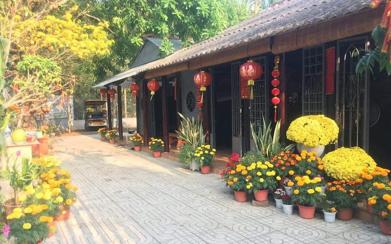Những bức ảnh ngập tràn không khí Tết người thân gửi qua được anh Ân lưu trong điện thoại để nhìn ngắm mỗi lúc nhớ nhà. (Ảnh: NHÂN VẬT CUNG CẤP) Anh_4-1643600708853.jpeg
