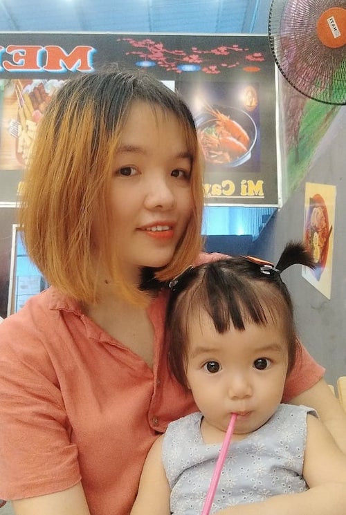 Chị Nguyễn Thị Thu và con gái. (Ảnh: NHÂN VẬT CUNG CẤP) Những người “chọn” đón Tết xa quê -0