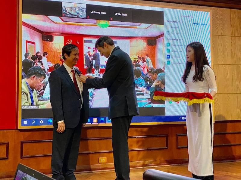Đại sứ quán Nga tại Việt Nam trao tặng Huy chương hữu nghị của Trung ương Hội hữu nghị Liên bang Nga-Việt Nam cho Giám đốc Đại học Quốc gia Hà Nội Nguyễn Kim Sơn trong dịp kỷ niệm 70 năm hợp tác Việt-Nga về giáo dục và khoa học. Giáo dục Việt Nam chủ động hội nhập và nâng cao hiệu quả hợp tác quốc tế -0