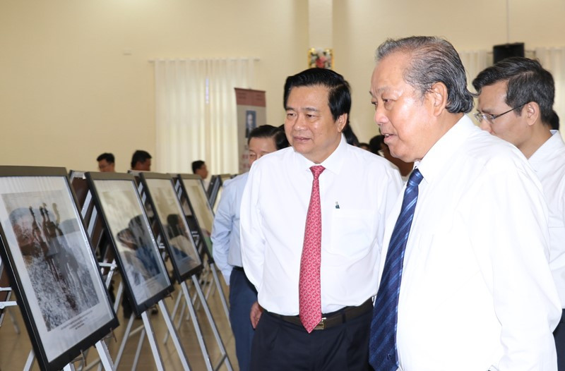 Phó Thủ tướng Thường trực Chính phủ Trương Hòa Bình tham quan triển lãm hoạt động cách mạnh của đồng chí Nguyễn Hữu Thọ tại hội thảo. Đồng chí Nguyễn Hữu Thọ với cách mạng Việt Nam và quê hương Long An -0
