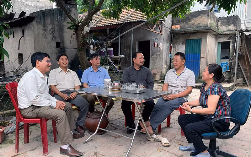 Lãnh đạo xã Tam Thanh, huyện Vụ Bản (Nam Ðịnh) thăm hỏi các hộ dân hiến đất làm đường. 