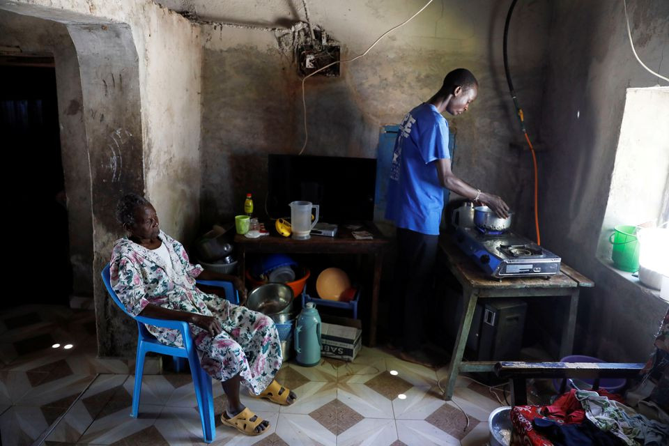 Anh Tony Otieno đang bật bếp đun bằng khí sinh học tại nhà bà nội ở gần thành phố Kisumu, Kenya. (Ảnh: Reuters). Kenya biến bèo lục bình thành nhiên liệu sinh học để nấu ăn -0