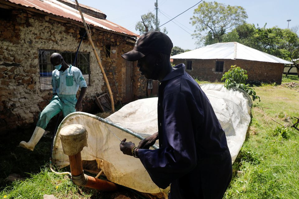 Khí sinh học được chuyển đổi từ bèo tây và dự trữ trong chiếc túi này. (Ảnh: Reuters). Kenya biến bèo lục bình thành nhiên liệu sinh học để nấu ăn -0