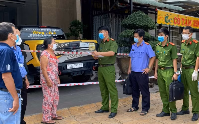 Cơ quan Công an thành phố Bạc Liêu triển khai quyết định khởi tố đối với bà Nguyễn Huỳnh Như, do làm lây lan dịch bệnh truyền nhiễm cho nhiều người. (Ảnh: CTV)