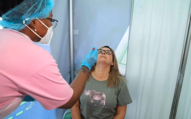 Lấy mẫu xét nghiệm Covid-19 tại Sân bay quốc tế Tambo ở Johannesburg, Nam Phi, ngày 26/11/2021. (Ảnh: Reuters)