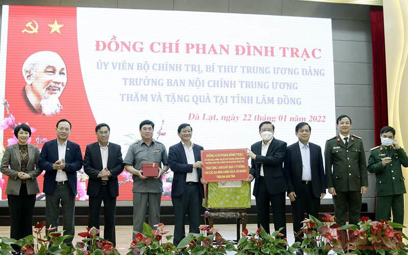 Đồng chí Phan Đình Trạc trao 1.000 phần quà tặng các gia đình chính sách, hộ nghèo tỉnh Lâm Đồng. Trưởng Ban Nội chính Trung ương Phan Đình Trạc thăm và tặng quà Tết tại Lâm Đồng -0