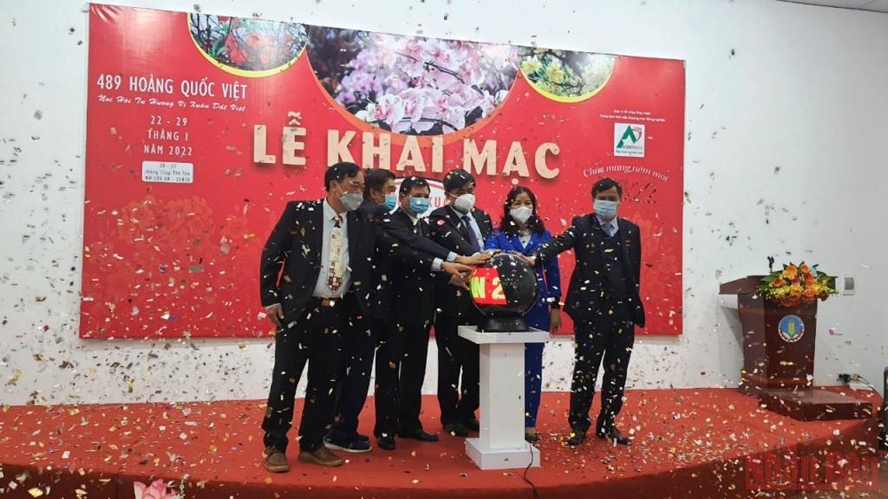 Các đại biểu ấn nút khai mạc Hội chợ xuân Nhâm Dần 2022. (Ảnh: THANH TRÀ) Nhiều đặc sản vùng miền phục vụ người dân Thủ đô dịp Tết Nhâm Dần -0
