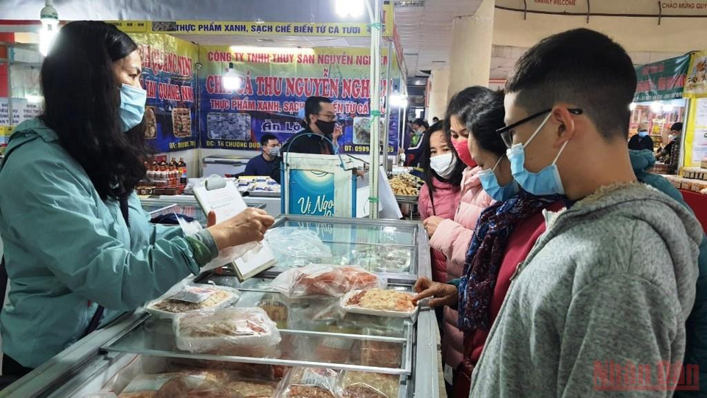 Hội chợ Xuân 2022, là dịp để các doanh nghiệp kết nối giao thương và đẩy mạnh sản phẩm ra thị trường. (Ảnh: THANH TRÀ) Nhiều đặc sản vùng miền phục vụ người dân Thủ đô dịp Tết Nhâm Dần -0